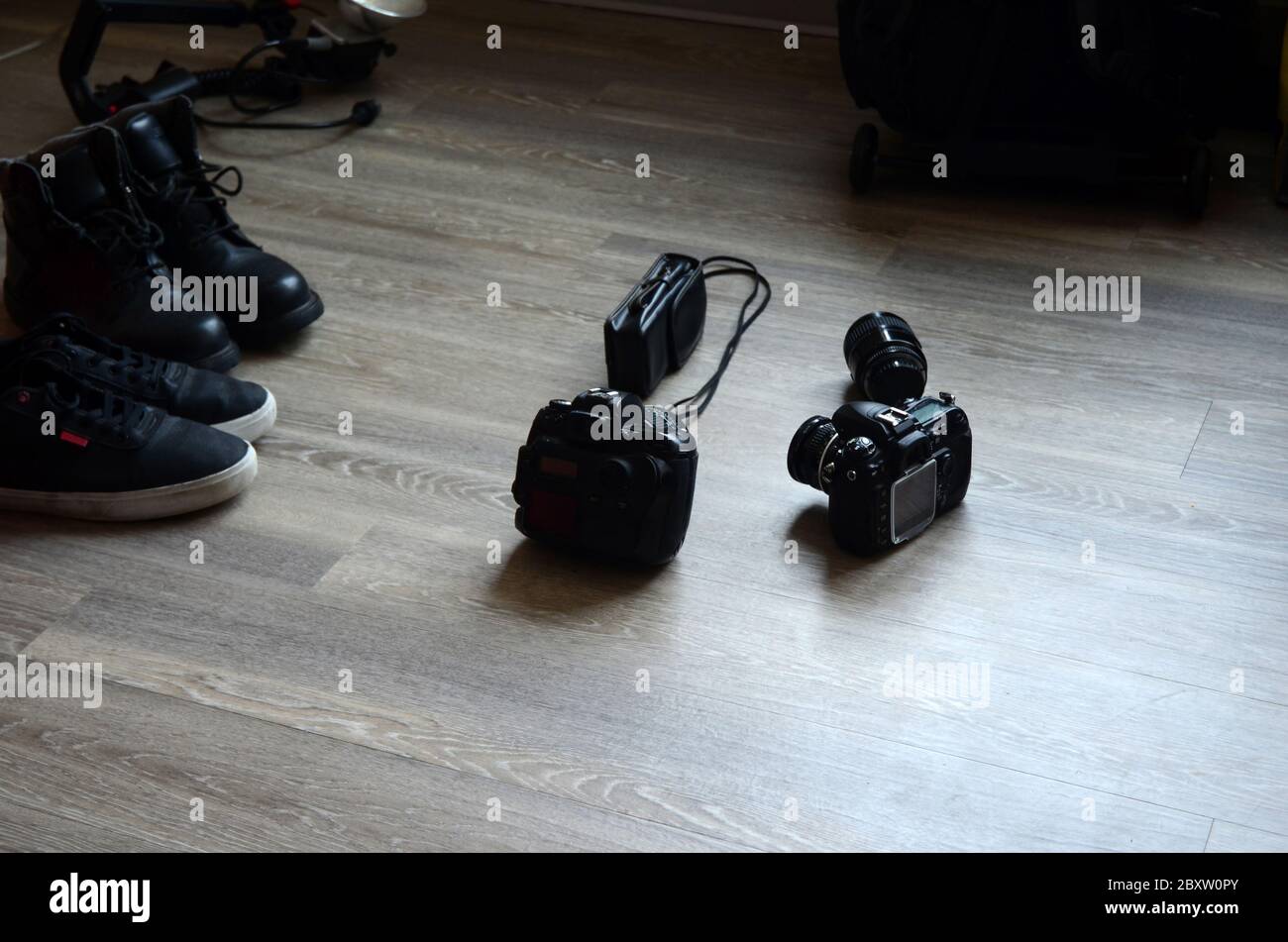 FOTOSHOOTING: Fotoausrüstung sitzt auf dem Boden einer Wohnung. Stockfoto