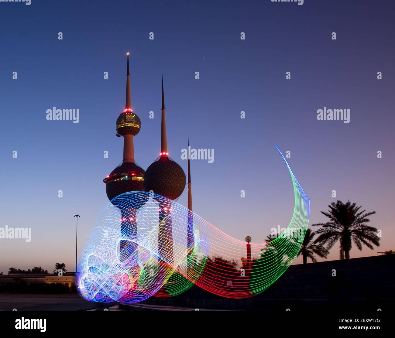 Draht Spirale in kreisförmiger Richtung schaffen außergewöhnliche Licht Malerei Effekte vor Kuwait Türme. Stockfoto