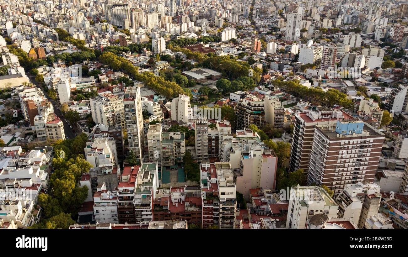 Luftaufnahme des Palermo-Viertels in Buenos Aires während des Sonnenuntergangs mit Blick auf Gebäude, Parks, Herbstbäume, Wohnungen und Dächer. Stockfoto