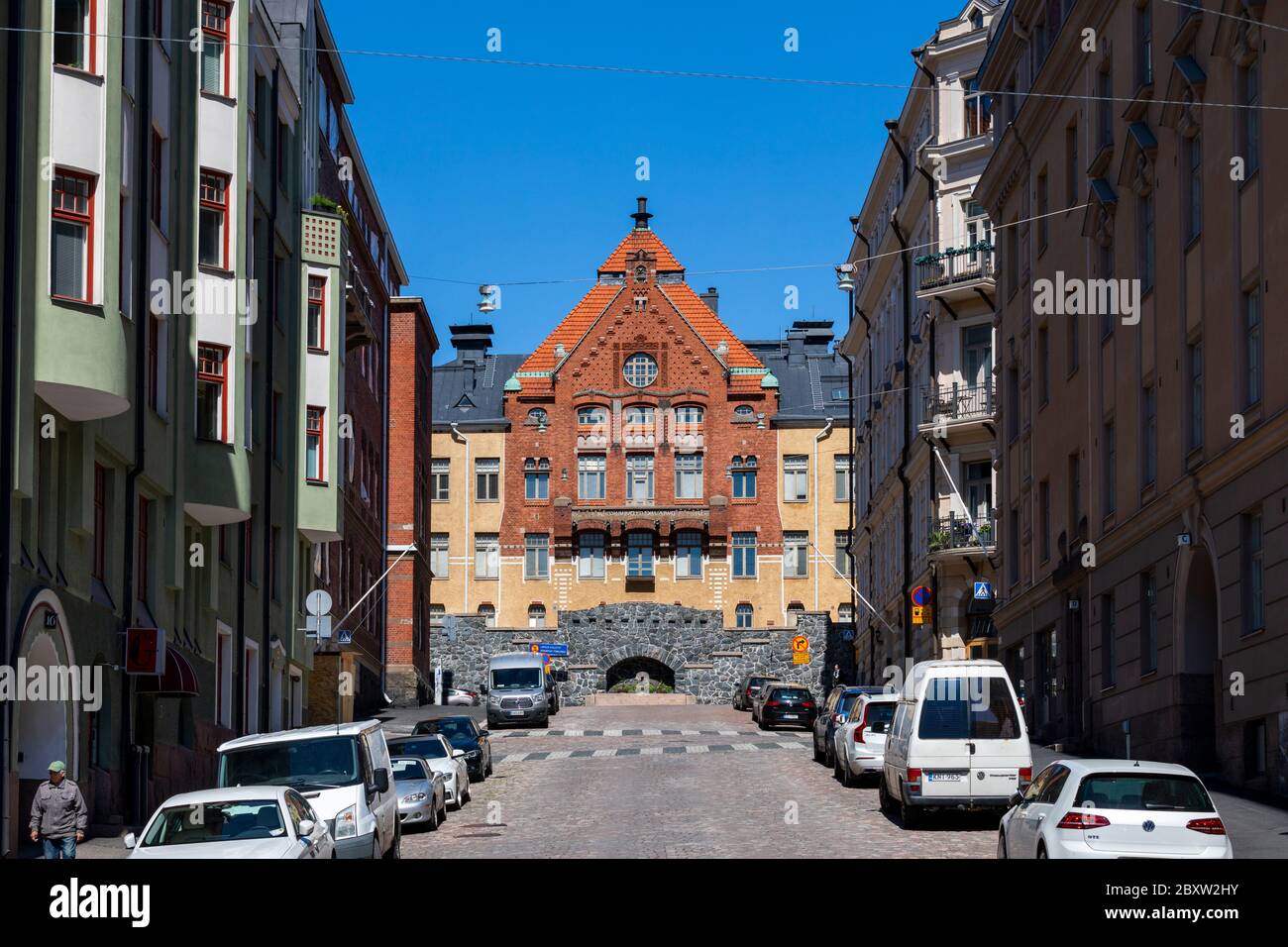 Alte Gebäude in der finnischen Hauptstadt Helsinki wurden über einen langen Zeitraum gebaut. Jedes Gebäude zeigt populäre Architektur zu seiner Ära. Stockfoto