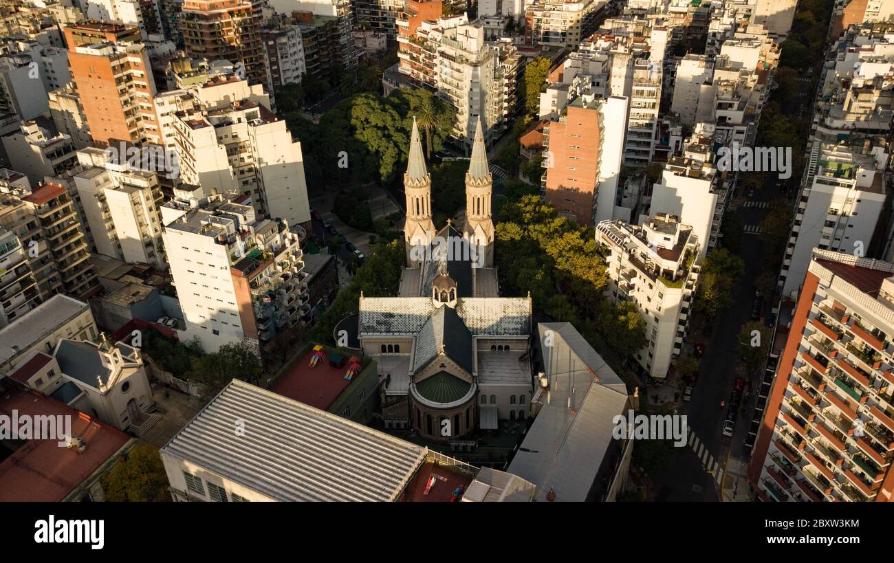 Luftaufnahme der katholischen Kirche im Wohngebiet mit Wohnungen und Gemeinschaftsgebäuden in der Nachbarschaft. Stockfoto