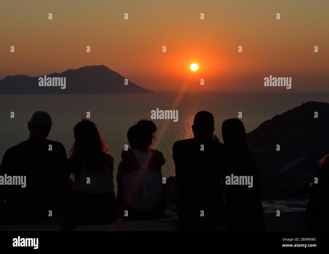 Menschen-Silhouetten bei Sonnenuntergang Stockfoto