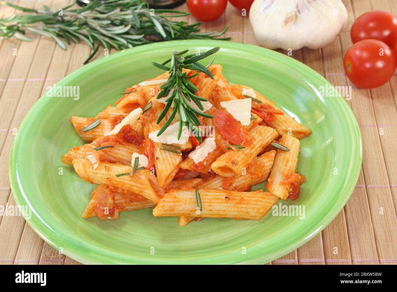 Penne mit Tomaten und Parmesan Stockfoto