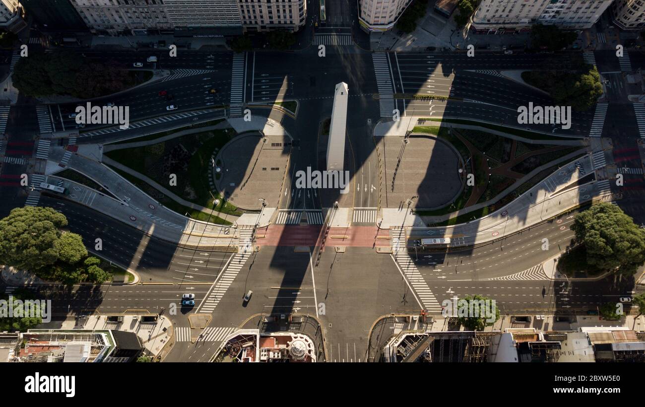 Luftaufnahme des berühmten Obelisken und der großen Allee in Buenos Aires, Argentinien während der Sonnenuntergangszeit ohne Menschen oder Verkehr aufgrund der Quarantäne Stockfoto