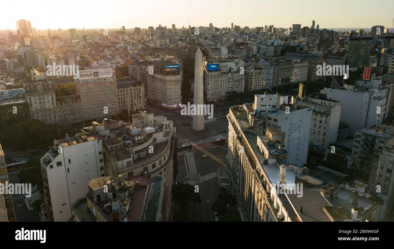 Luftaufnahmen von leeren Straßen von Buenos Aires und dem Obelisken-Denkmal während der Coronavirus-Quarantäne in Argentinien. Stockfoto