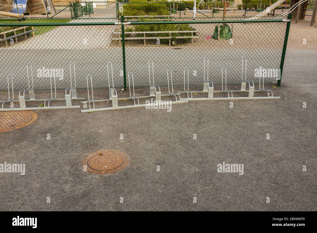 Toller Blick auf einen leeren Fahrradparkplatz in der Nähe des Hauses. Schweden. Stockfoto