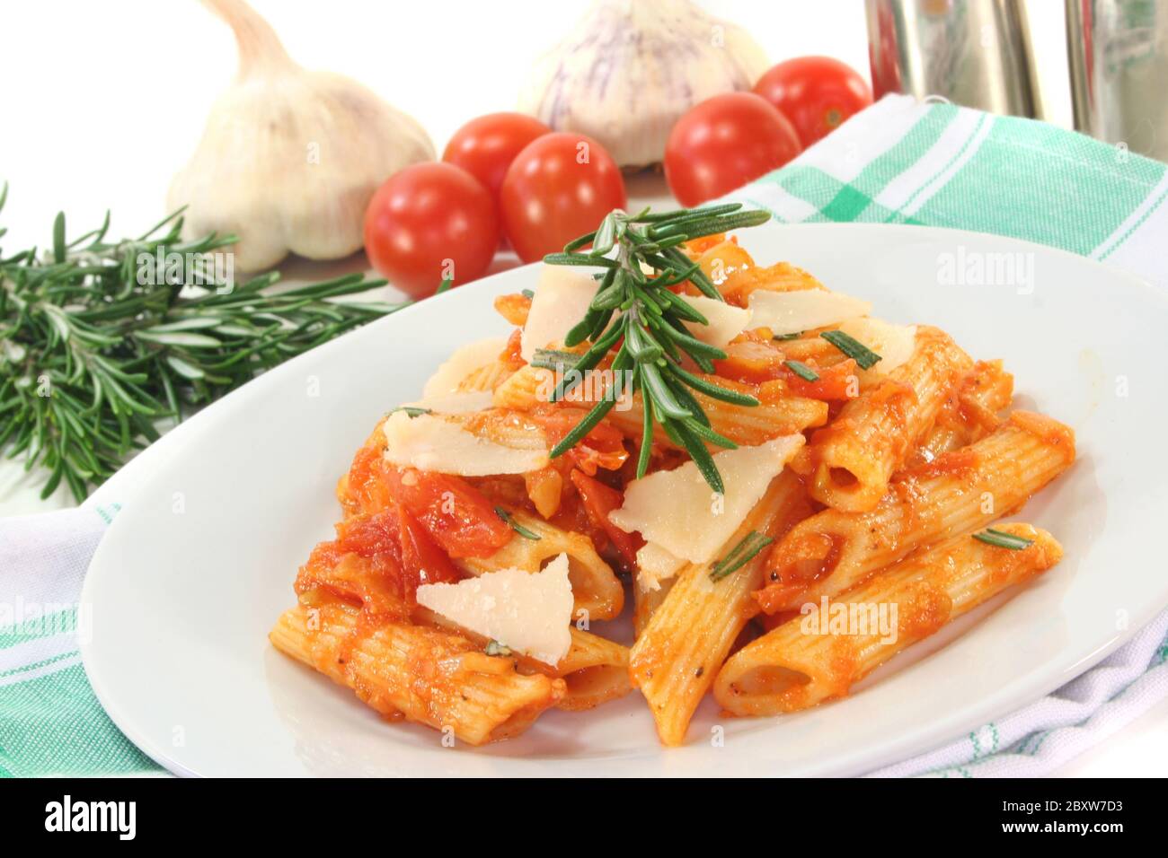 Penne mit Tomatensauce und parmesan Stockfoto