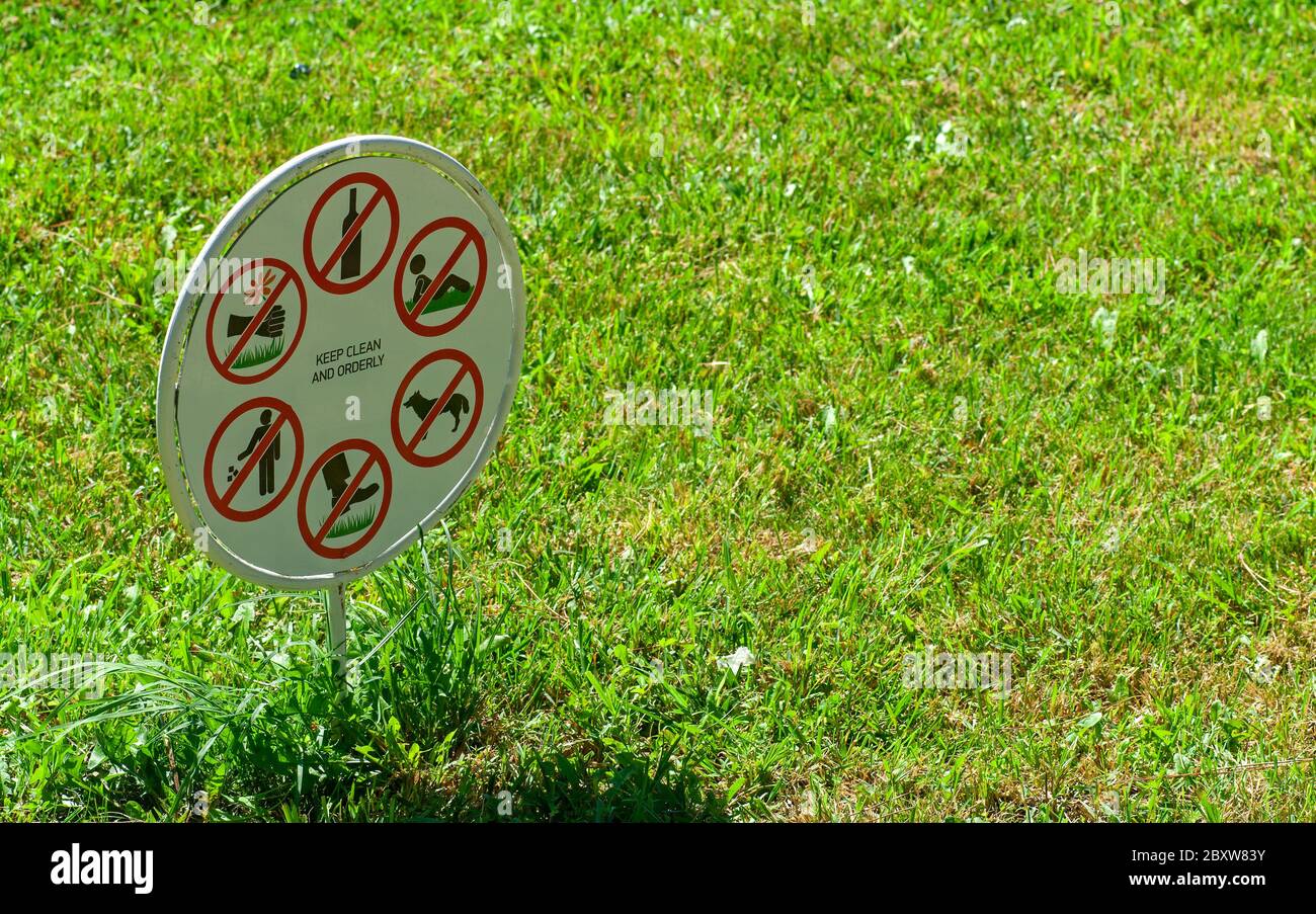 Schild „Keep clean“ auf dem grünen Rasen Stockfoto