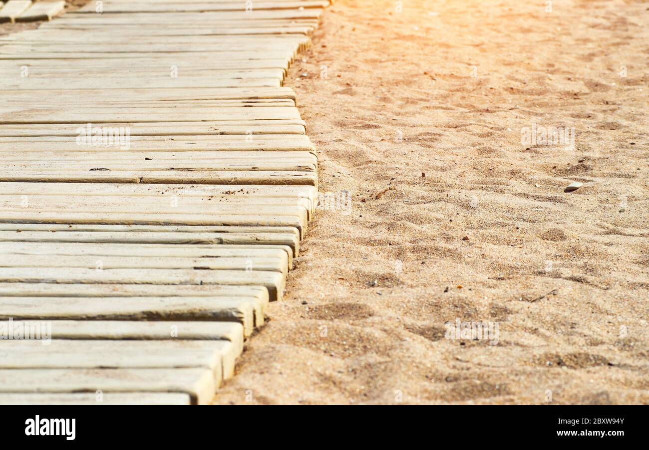 Holzweg zum Sandstrand. Stockfoto