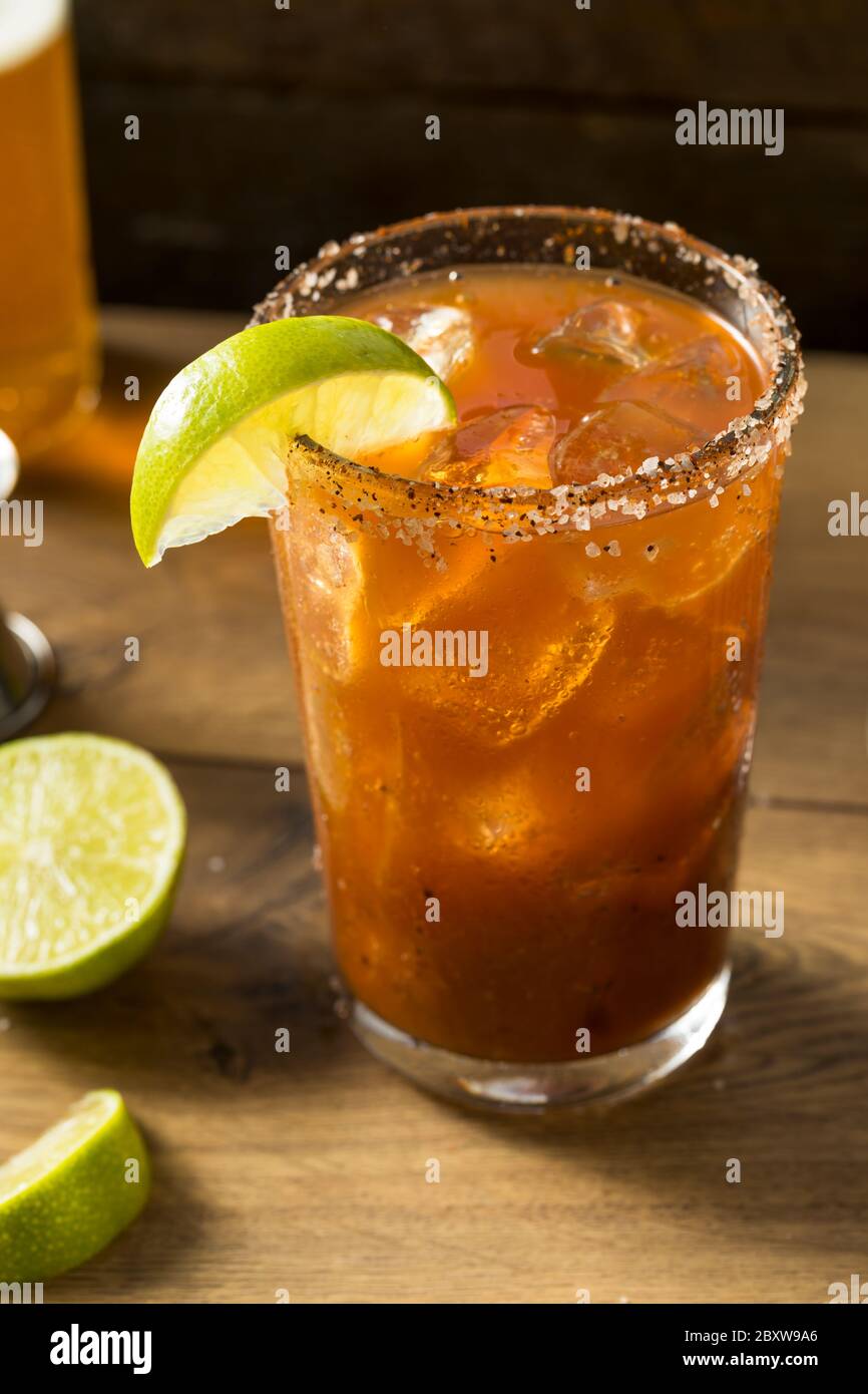 Hausgemachter mexikanischer Michelada-Biercocktail mit Limette Stockfoto