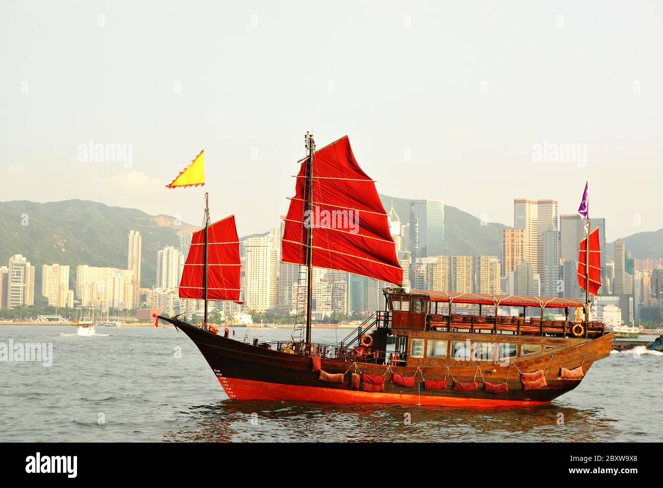 Hong Kong Hafen mit rotem Segelschiff Stockfoto
