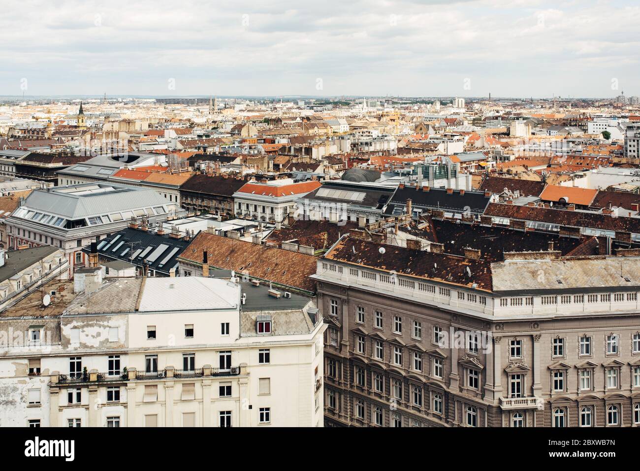 Luftaufnahme der Budapester Stadt mit verschiedenen Architekturstilen. Budapest ist die Hauptstadt von Ungarn. Stockfoto