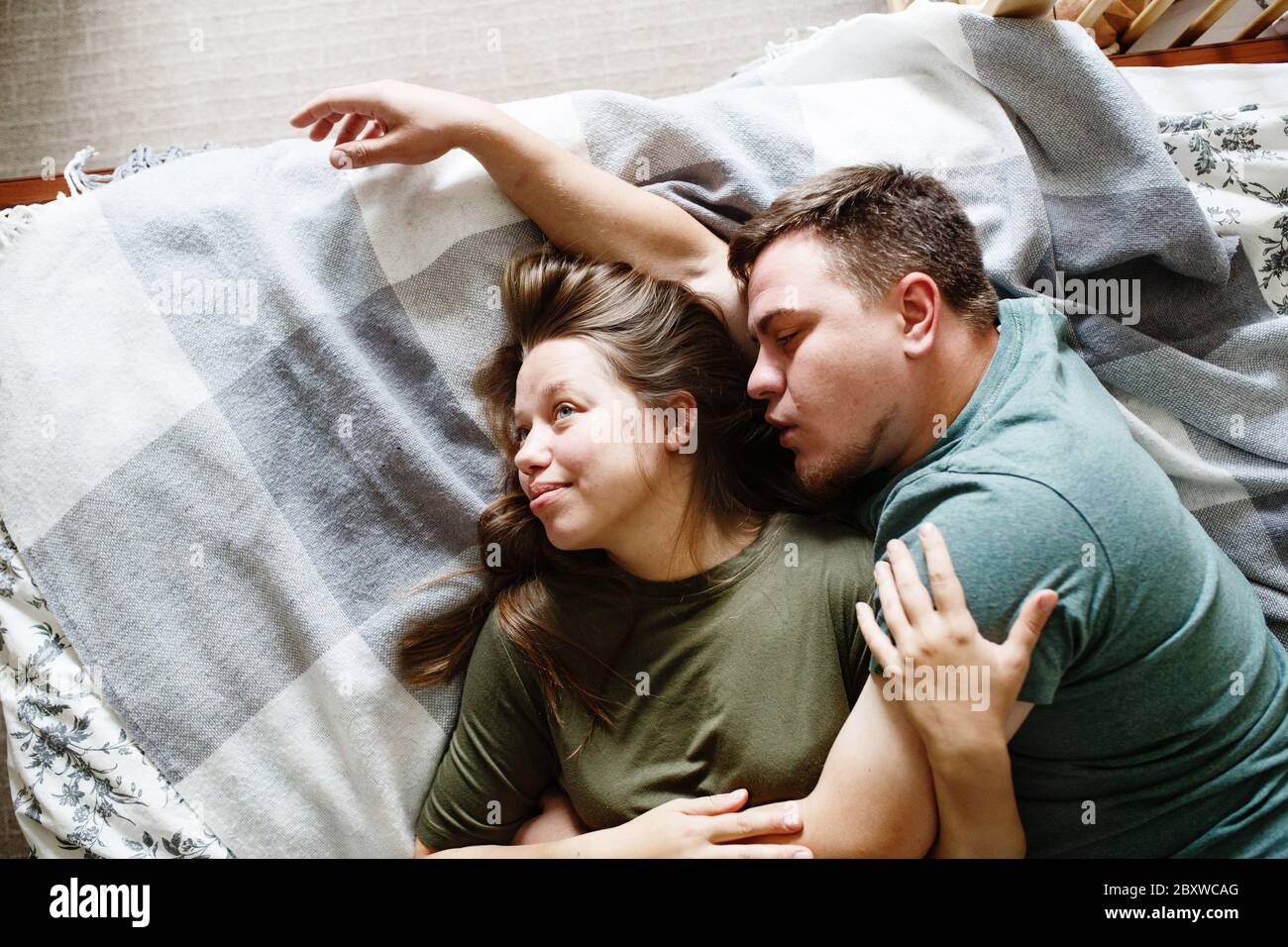 Mann Und Frau Beim Küssen Im Bett Fotos Und Bildmaterial In Hoher Auflösung Seite 2 Alamy