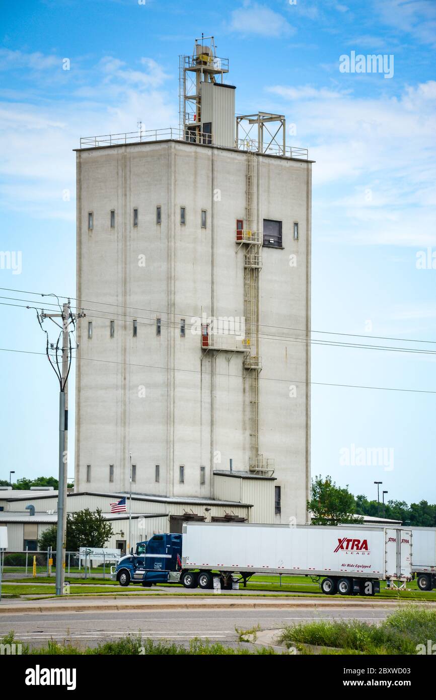 Ein Semi-Truck mit Container betritt die Cargill Animal Nutrition Operations, eine Heimtierfutter- und Nutztierfutterfabrik in Big Lake, MN, USA Stockfoto