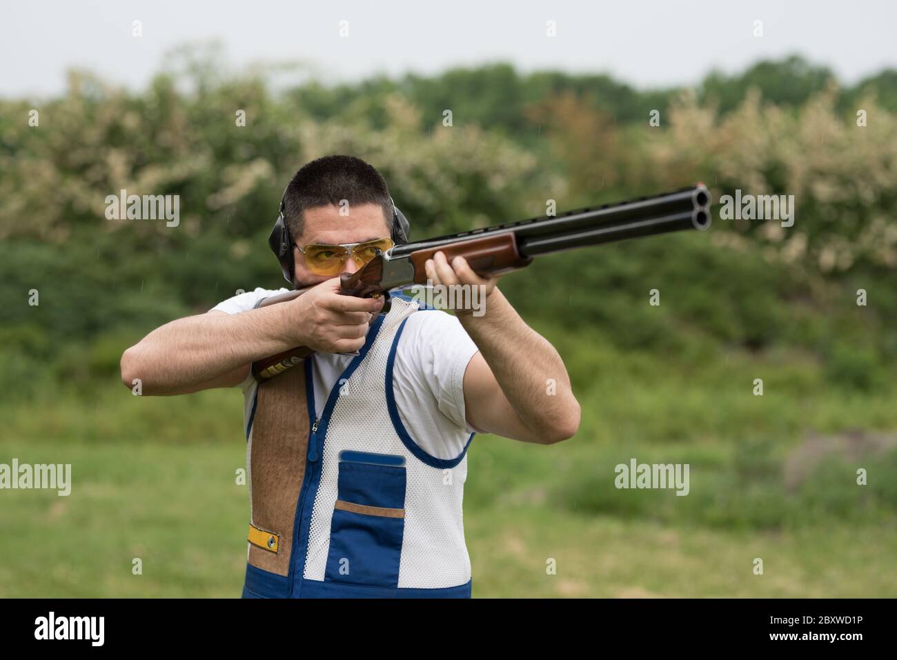 Mann, der auf einem Schießstand im Freien schießt Stockfoto