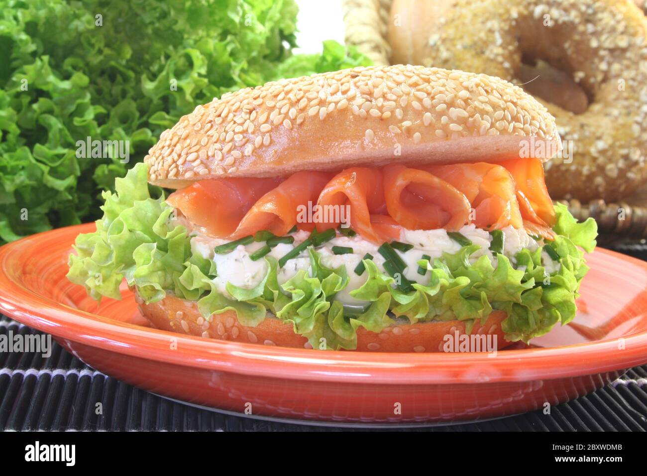 Bagel mit Frischkäse und geräuchertem Lachs Stockfoto