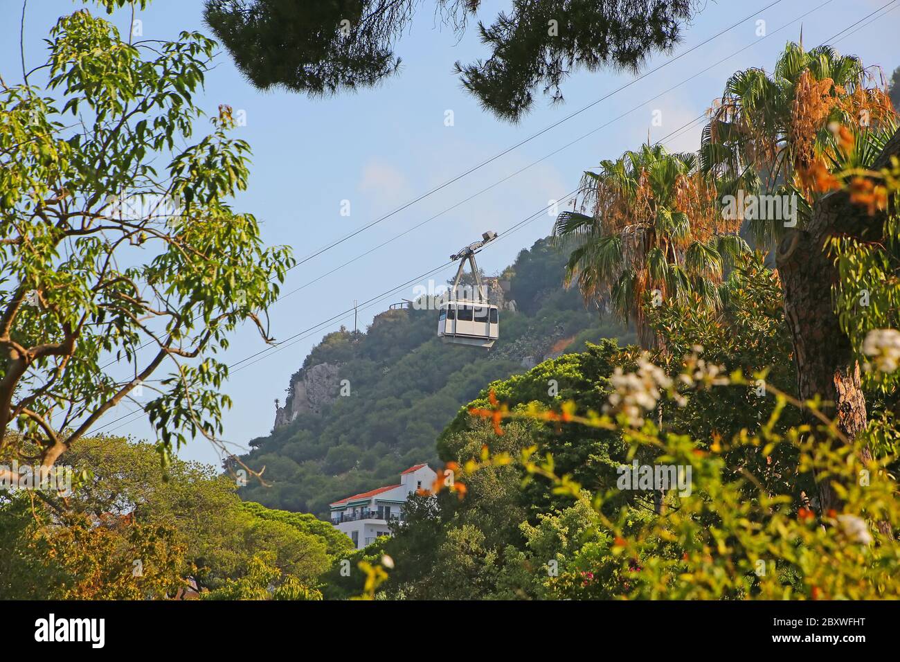 Seilbahn oder Seilbahn in Gibraltar vom botanischen Garten La Alameda in Gibraltar. Stockfoto Seilbahn oder Seilbahn in Gibraltar vom botanischen Garten La Alameda in Gibraltar. Stockfoto