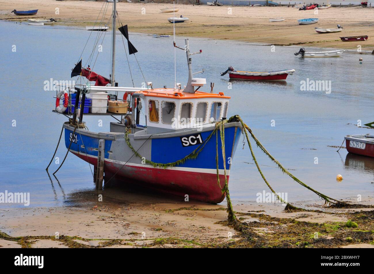 Ein Fischerboot für Zwiebeln, das bei Ebbe im Hafen von Hugh Town auf St. Mary's, der Hauptinsel der Scilly-Inseln vor der Küste, festgemacht wird Stockfoto