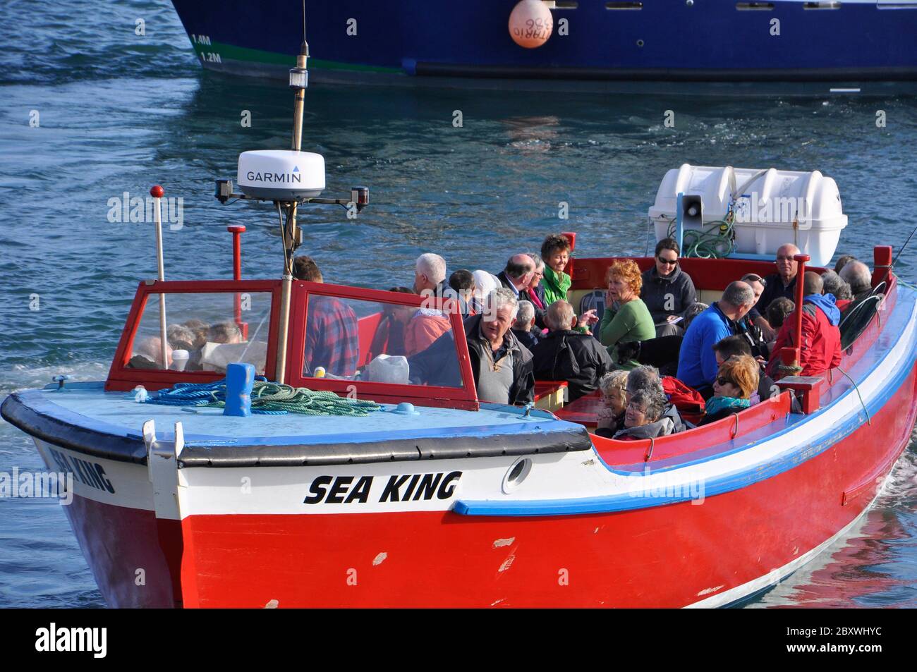 Sea King verlässt mit voller Ladung Passagiere den Kai auf St. Mary's. Eines der Boote, die von den Bootsmännern benutzt werden, um Touristen herum und zwischen den f zu fahren Stockfoto