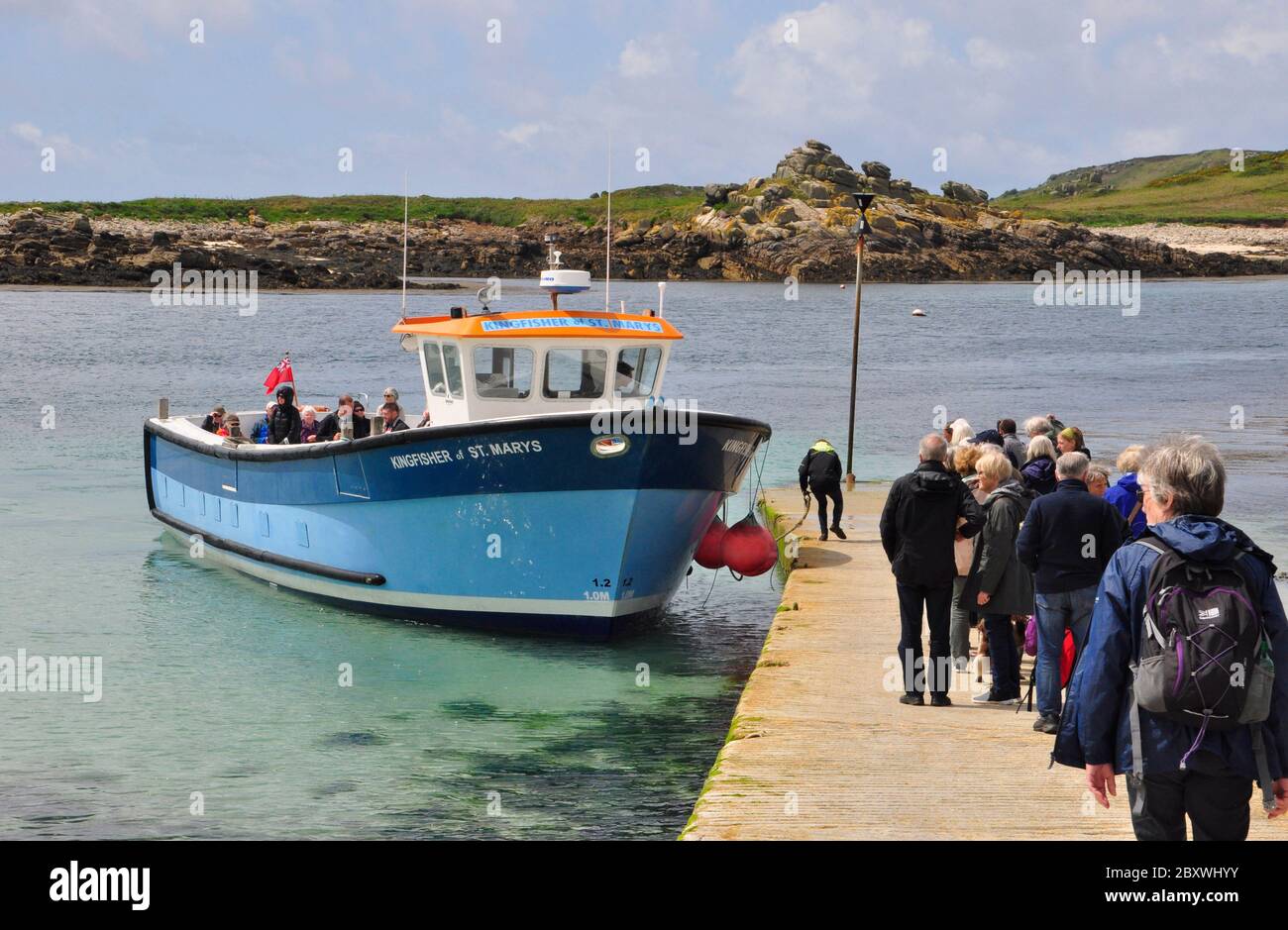 Kingfisher Ankunft am Lower Town Quay auf St. Martin's, um zu landen und Passagiere abzuholen. Kingfisher ist eines der Boote, die von den Bootsführern zur Fährtour genutzt werden Stockfoto