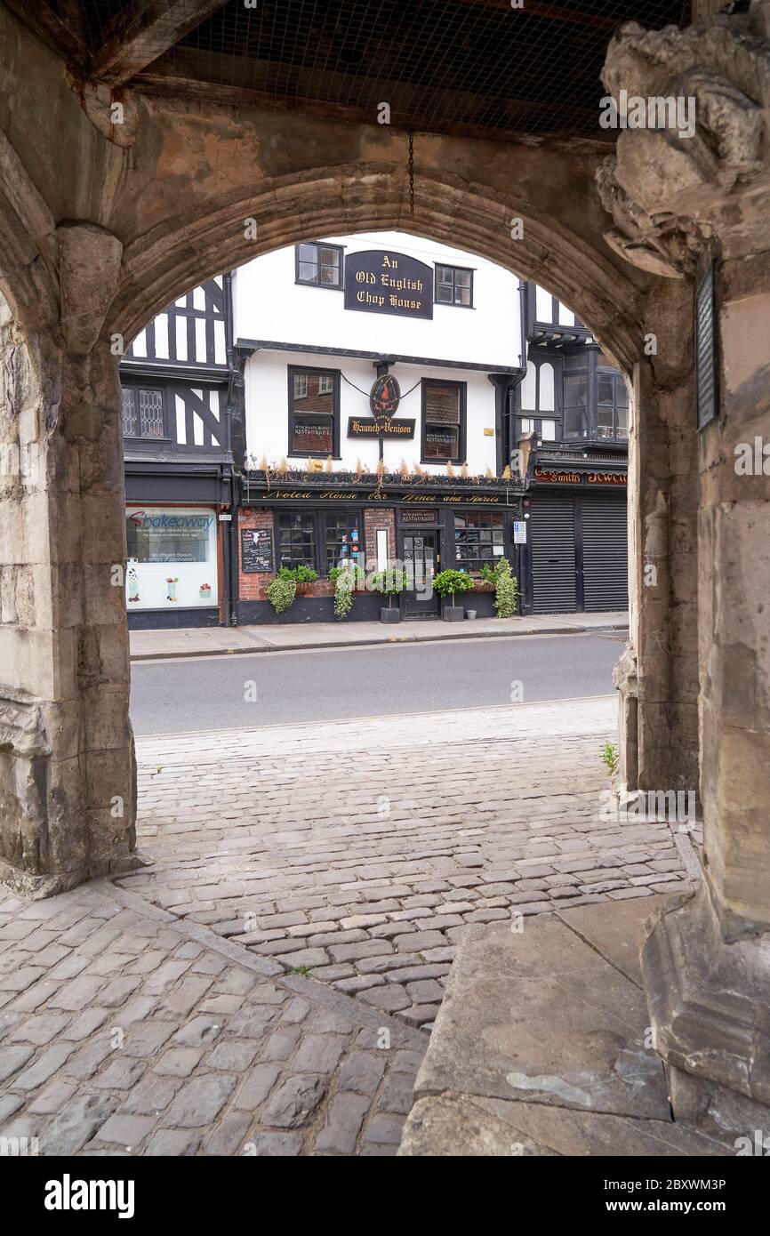 Ein von einem Steinbogen umrahmtes Restaurant und ein Pub mit Wildbret Stockfoto