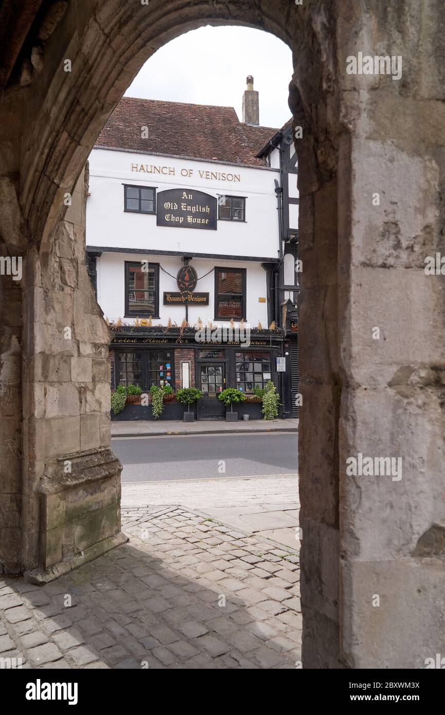 Ein von einem Steinbogen umrahmtes Restaurant und ein Pub mit Wildbret Stockfoto