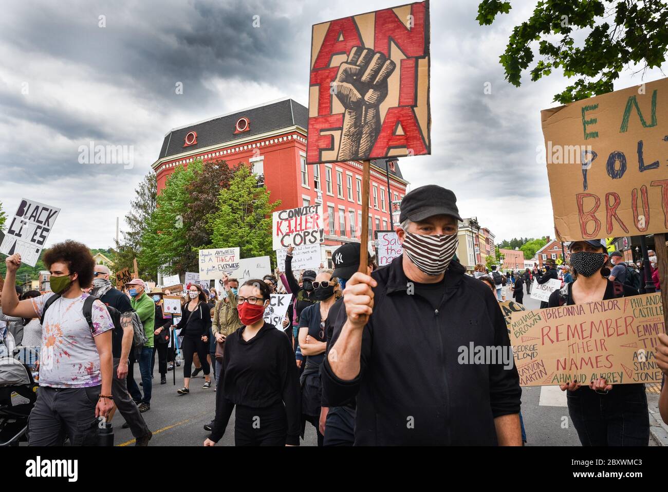 Protest gegen die Ermordung von Menschen mit Farbe durch die Polizei in den USA (Black Lives Matter), im Vermont State House und in den umliegenden Straßen, Montpelier, VT, USA. Stockfoto