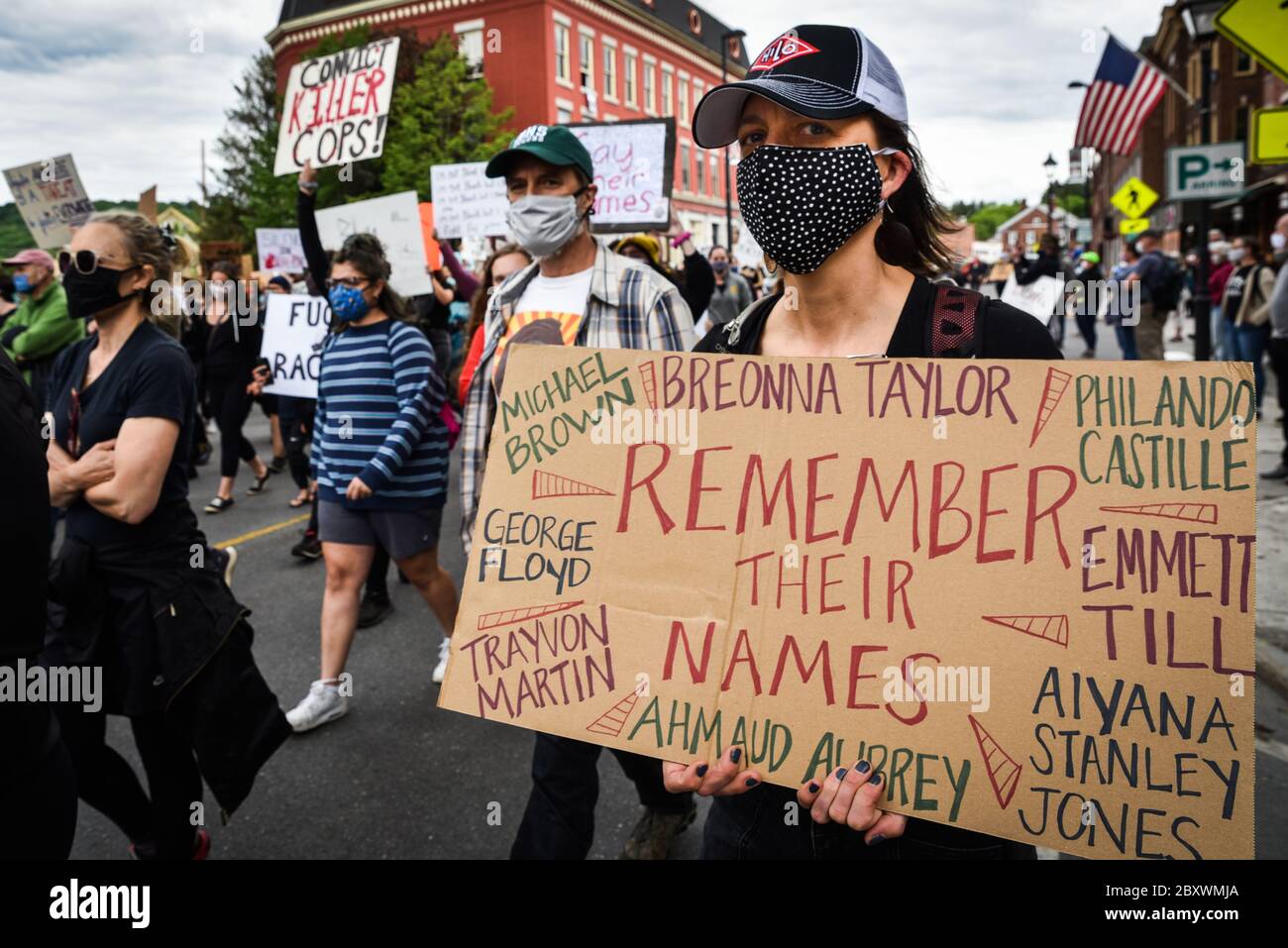 Protest gegen die Ermordung von Menschen mit Farbe durch die Polizei in den USA (Black Lives Matter), im Vermont State House und in den umliegenden Straßen, Montpelier, VT, USA. Stockfoto