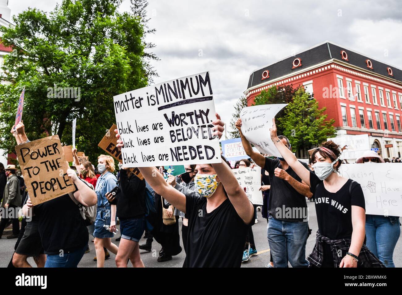 Protest gegen die Ermordung von Menschen mit Farbe durch die Polizei in den USA (Black Lives Matter), im Vermont State House und in den umliegenden Straßen, Montpelier, VT, USA. Stockfoto