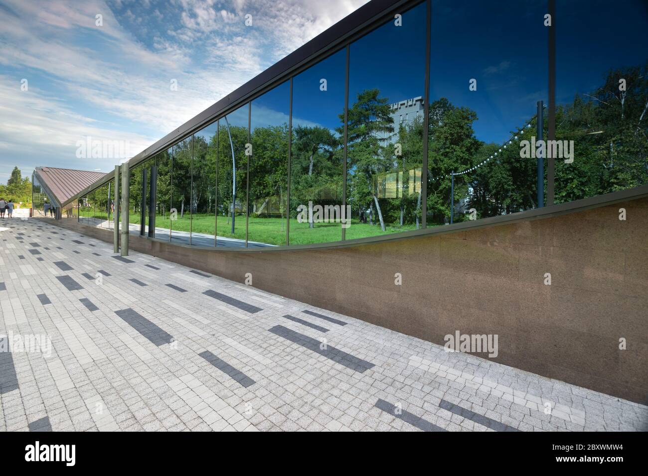 Bäume spiegeln sich im Glas eines Gebäudes in der Kazan Straße Stockfoto