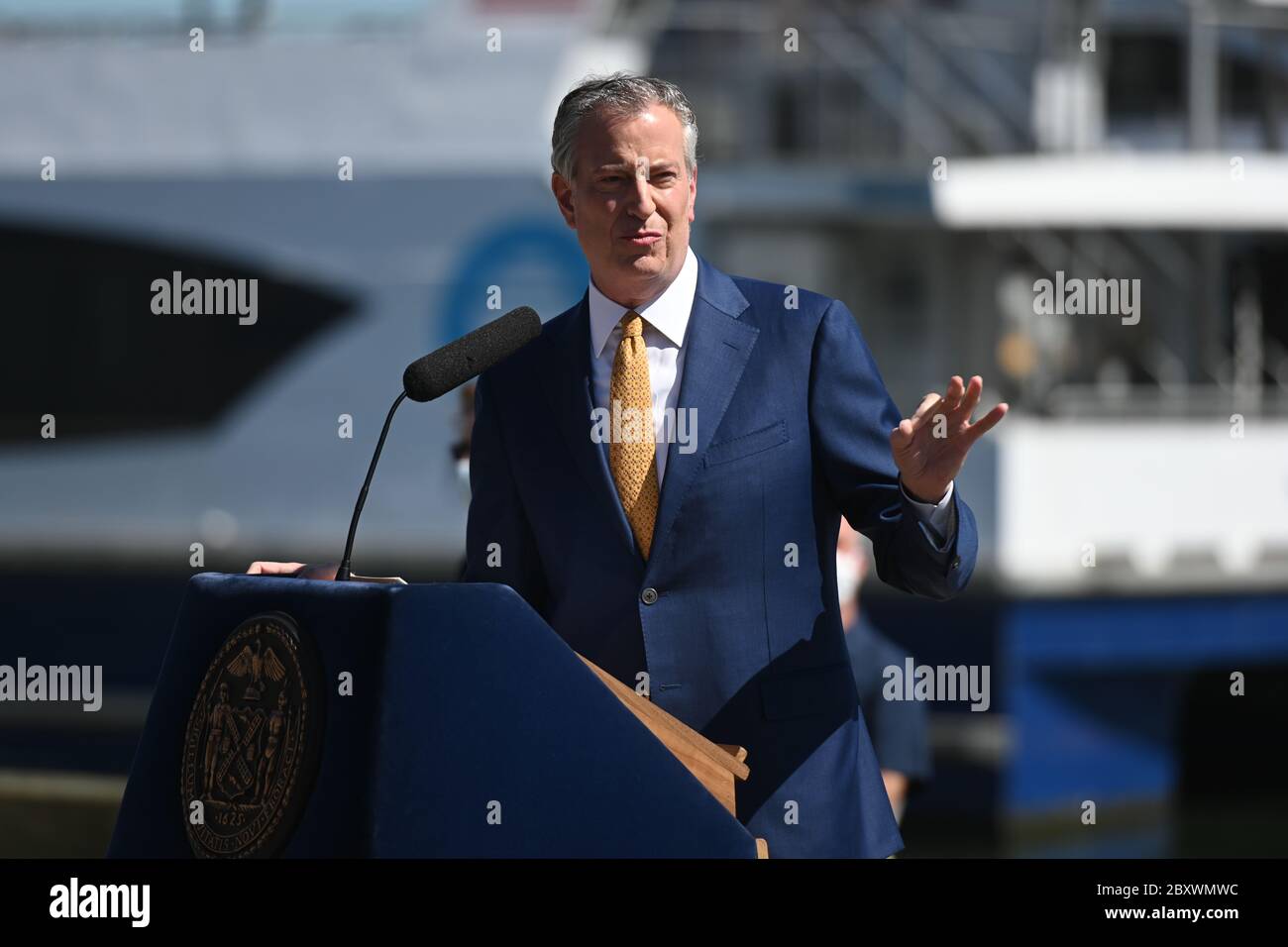 Bürgermeister Bill de Blasio kündigt die Phase-1-Wiedereröffnung von New York City auf der Brooklyn Navy Yard am 8. Juni 2020 an. Phase 1 ermöglicht die Herstellung Stockfoto