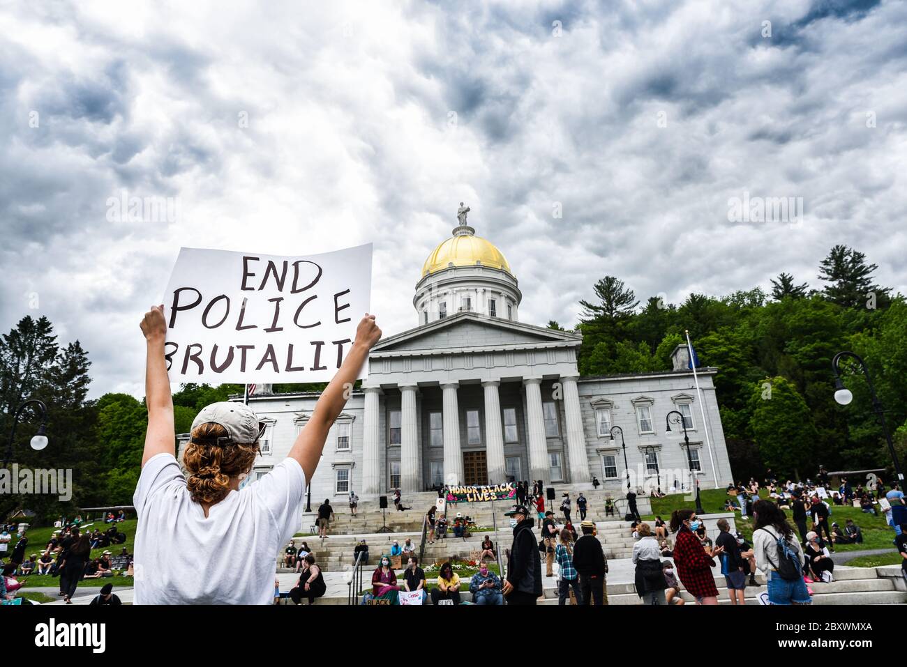 Protest gegen die Ermordung von Menschen mit Farbe durch die Polizei in den USA (Black Lives Matter), im Vermont State House und in den umliegenden Straßen, Montpelier, VT, USA. Stockfoto