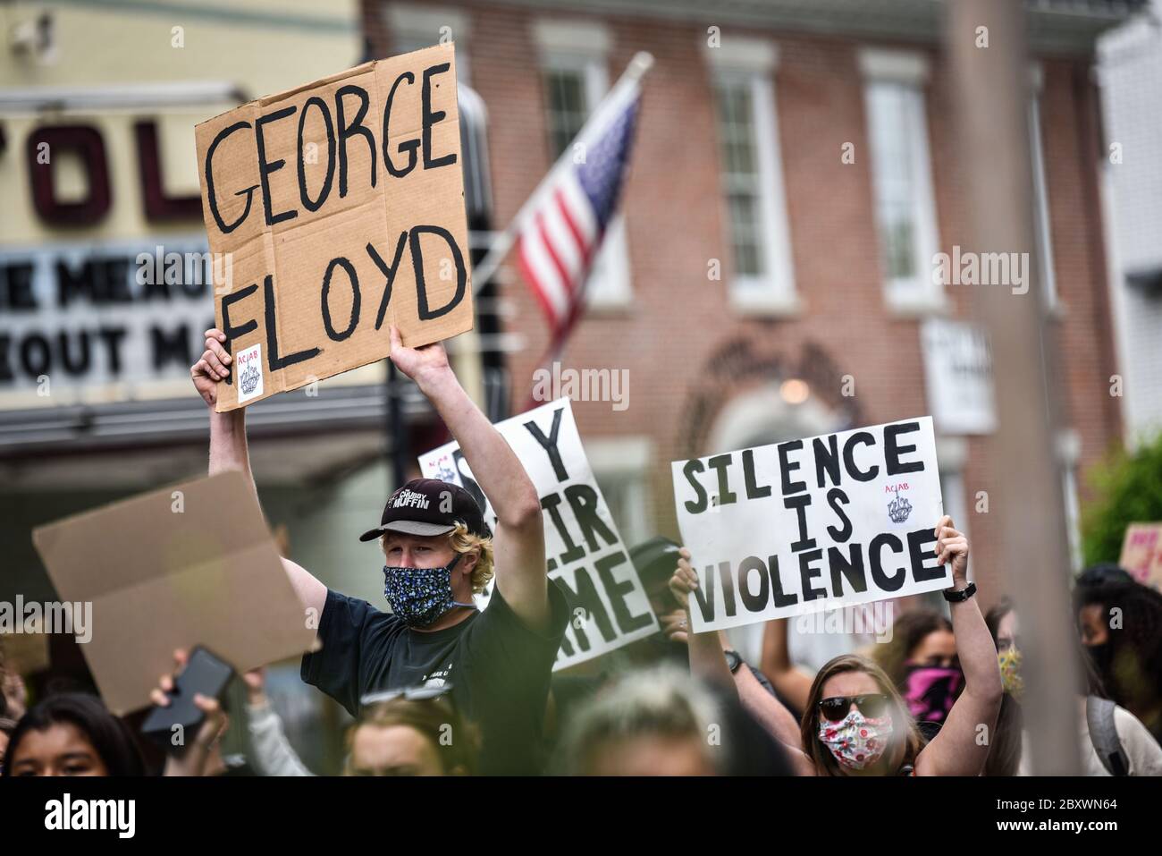 Protest gegen die Ermordung von Menschen mit Farbe durch die Polizei in den USA (Black Lives Matter), im Vermont State House und in den umliegenden Straßen, Montpelier, VT, USA. Stockfoto