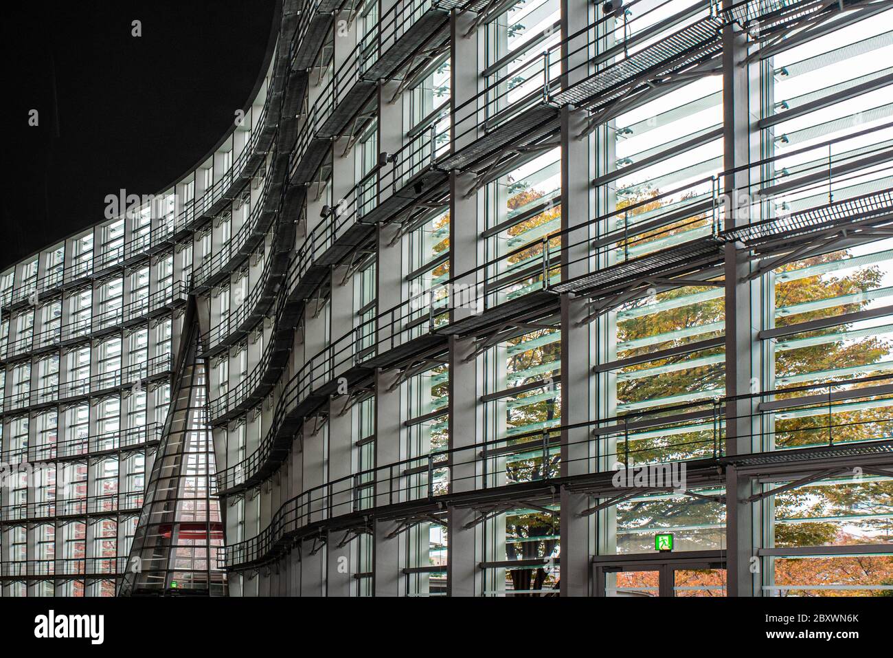 Die einzigartigen und beeindruckenden Fenster bilden die Fassade des National Art Centre, Tokyo Stockfoto