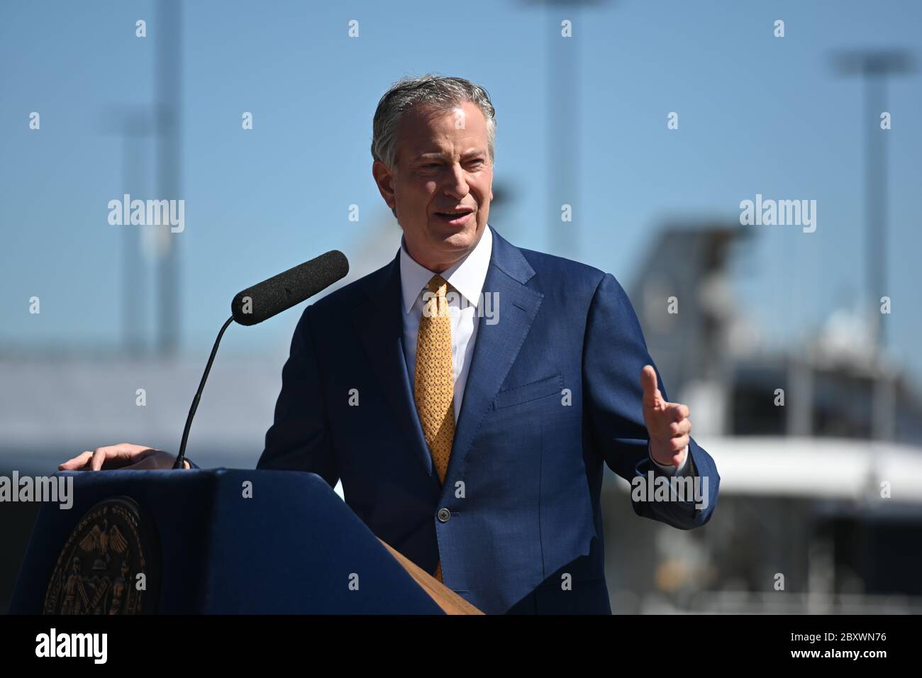 Bürgermeister Bill de Blasio kündigt die Phase-1-Wiedereröffnung von New York City auf der Brooklyn Navy Yard am 8. Juni 2020 an. Phase 1 ermöglicht die Herstellung Stockfoto