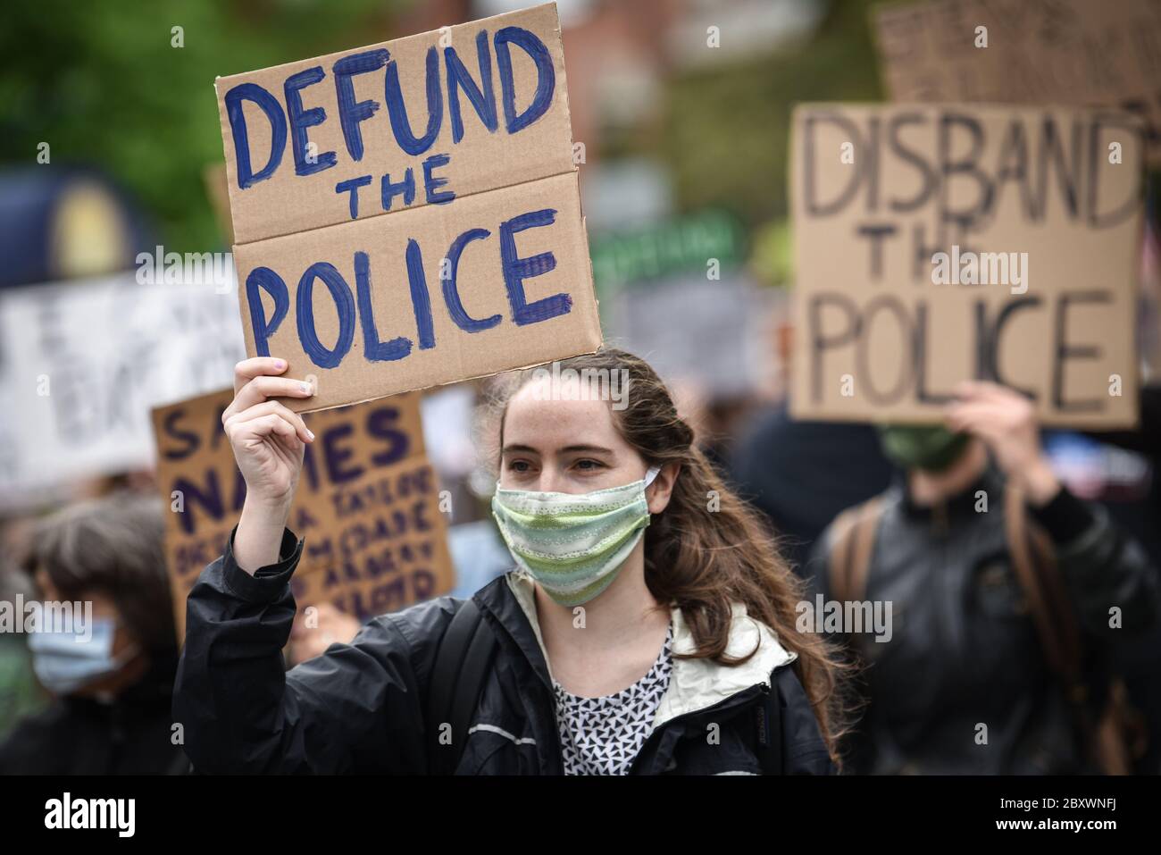 Protest gegen die Ermordung von Menschen mit Farbe durch die Polizei in den USA (Black Lives Matter), im Vermont State House und in den umliegenden Straßen, Montpelier, VT, USA. Stockfoto