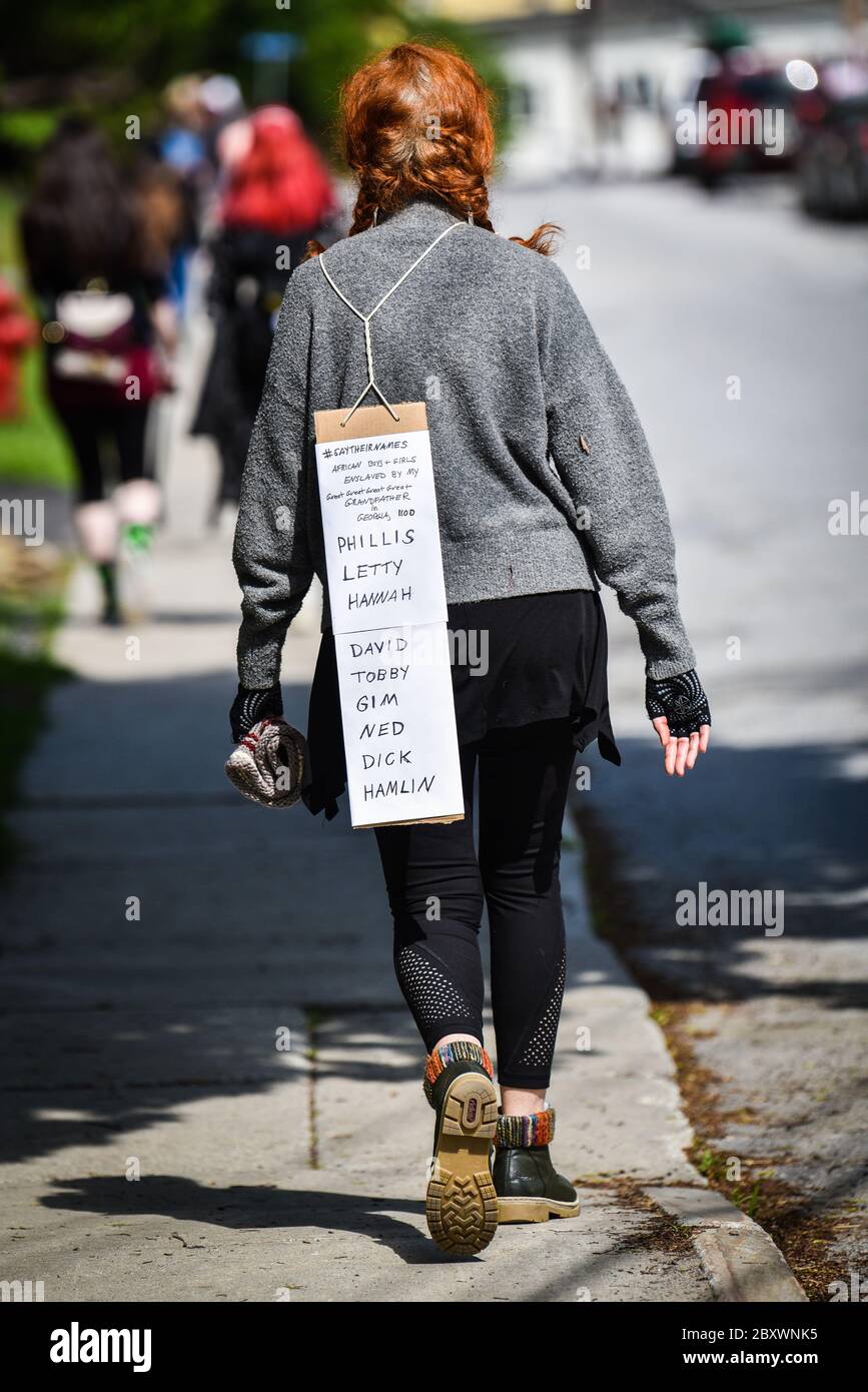 Protest gegen die Ermordung von Menschen mit Farbe durch die Polizei in den USA (Black Lives Matter), im Vermont State House und in den umliegenden Straßen, Montpelier, VT, USA. Stockfoto