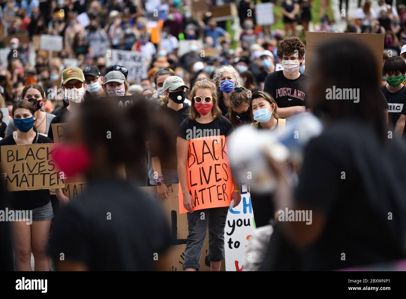 Protest gegen die Ermordung von Menschen mit Farbe durch die Polizei in den USA (Black Lives Matter), im Vermont State House und in den umliegenden Straßen, Montpelier, VT, USA. Stockfoto