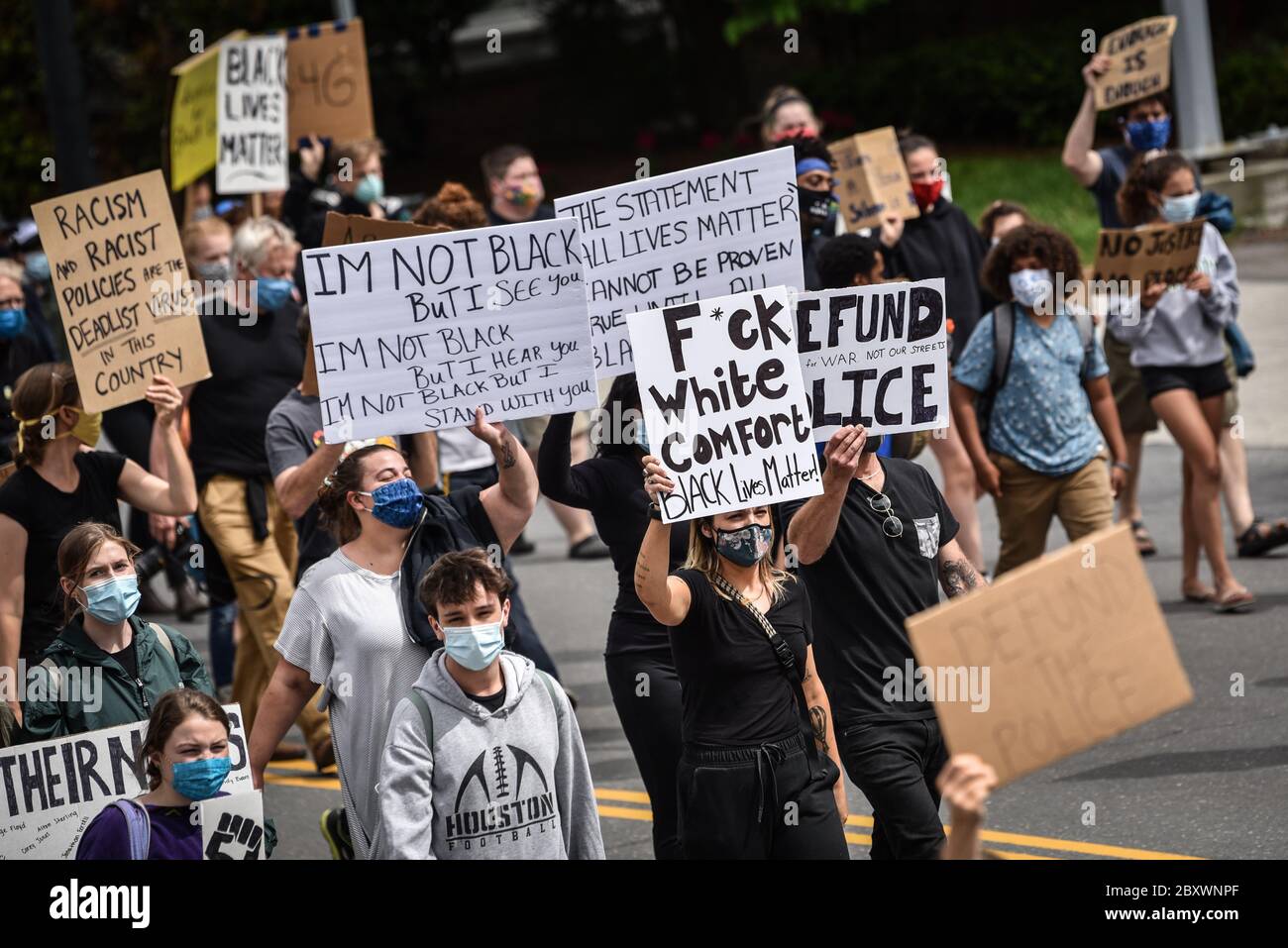 Protest gegen die Ermordung von Menschen mit Farbe durch die Polizei in den USA (Black Lives Matter), im Vermont State House und in den umliegenden Straßen, Montpelier, VT, USA. Stockfoto