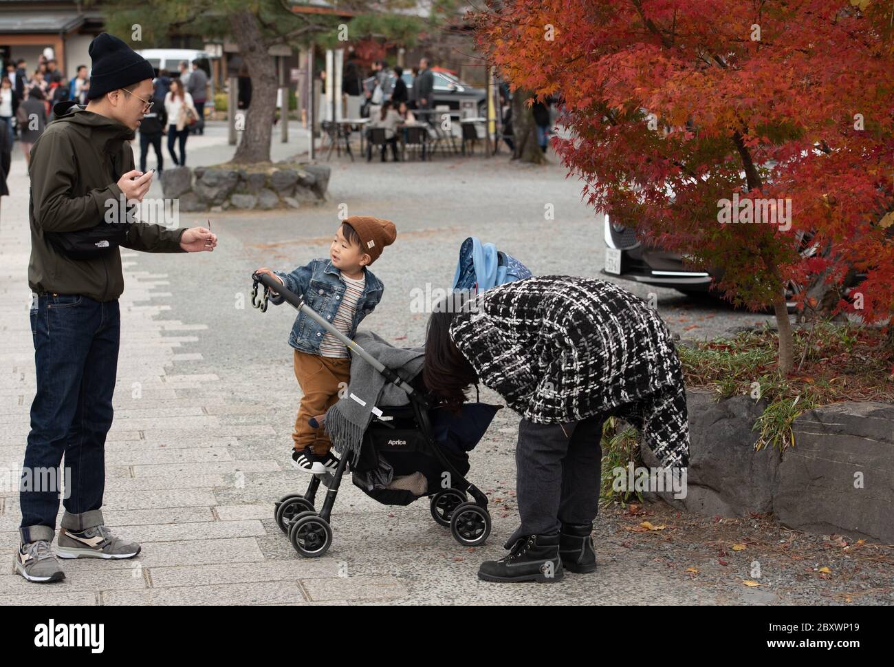 Eine japanische Familie genießt einen Spaziergang und Zeit zusammen in Arashiyama, Kyoto, Japan. Stockfoto