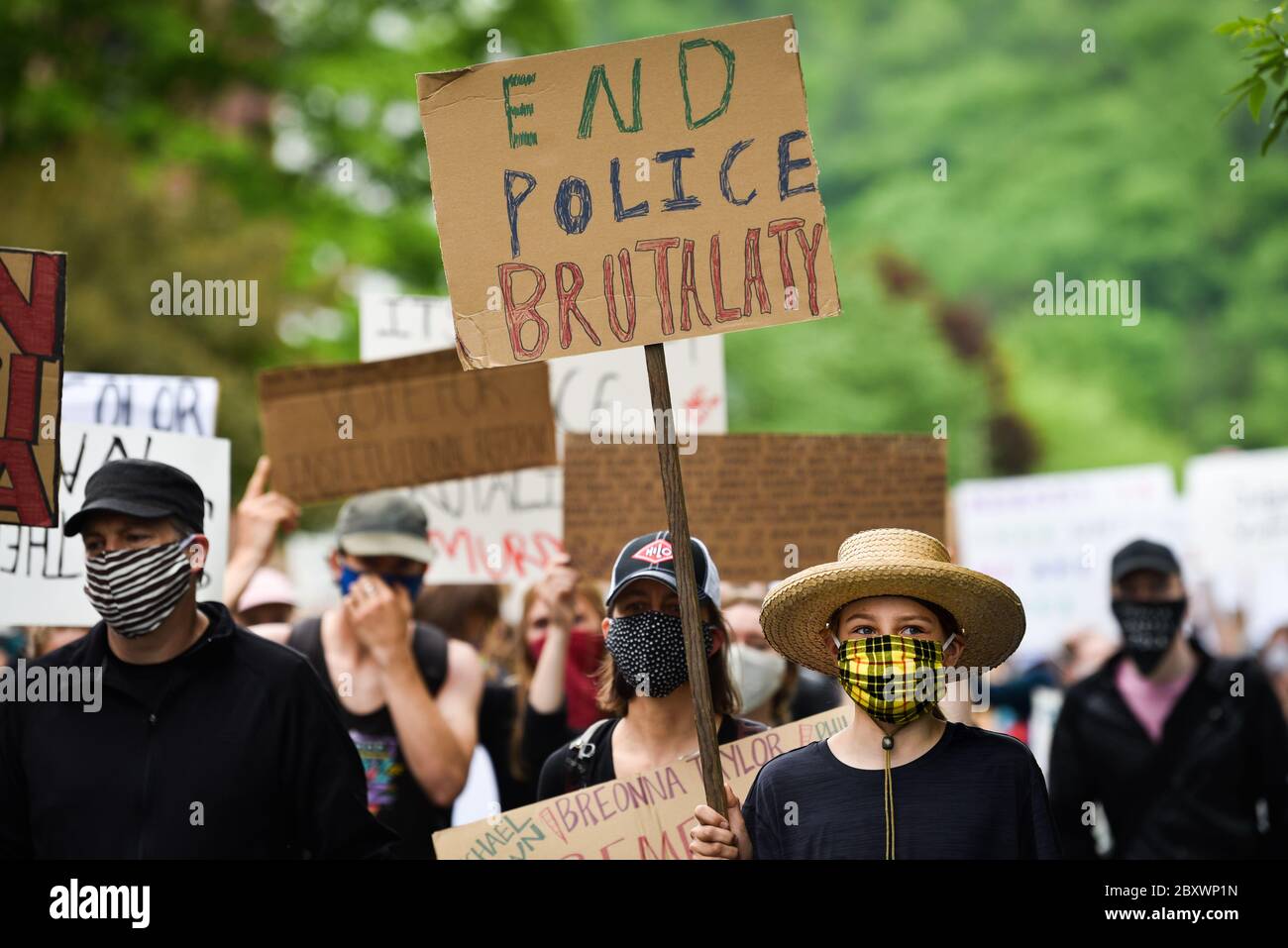 Protest gegen die Ermordung von Menschen mit Farbe durch die Polizei in den USA (Black Lives Matter), im Vermont State House und in den umliegenden Straßen, Montpelier, VT, USA. Stockfoto