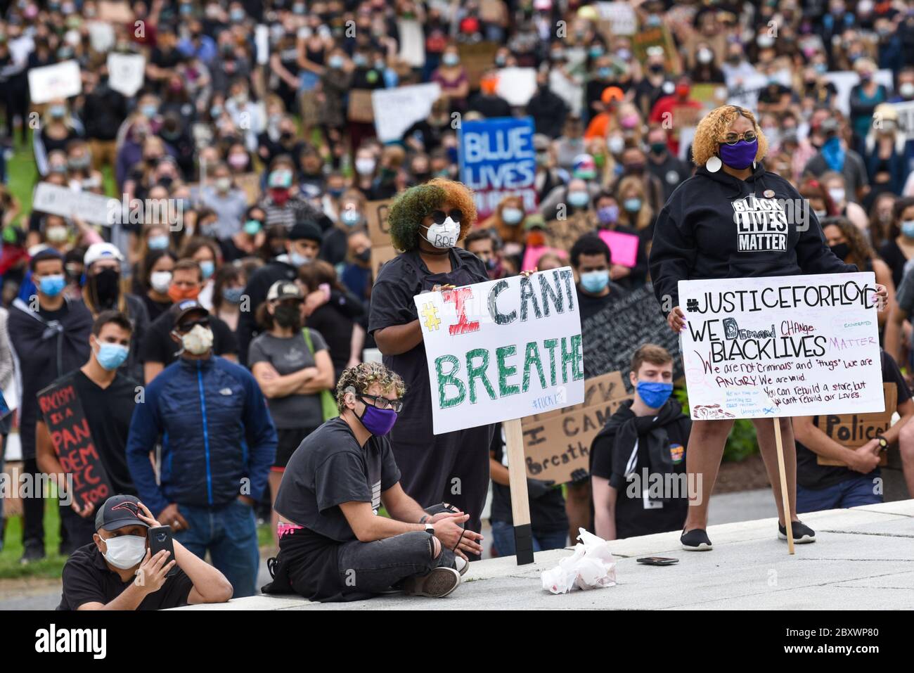 Protest gegen die Ermordung von Menschen mit Farbe durch die Polizei in den USA (Black Lives Matter), im Vermont State House und in den umliegenden Straßen, Montpelier, VT, USA. Stockfoto