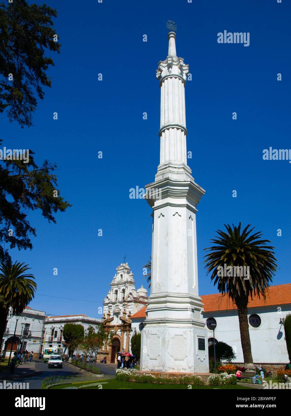 Weißer Obelisk der Freiheit auf dem Platz der Freiheit in Sucre, Bolivien Stockfoto
