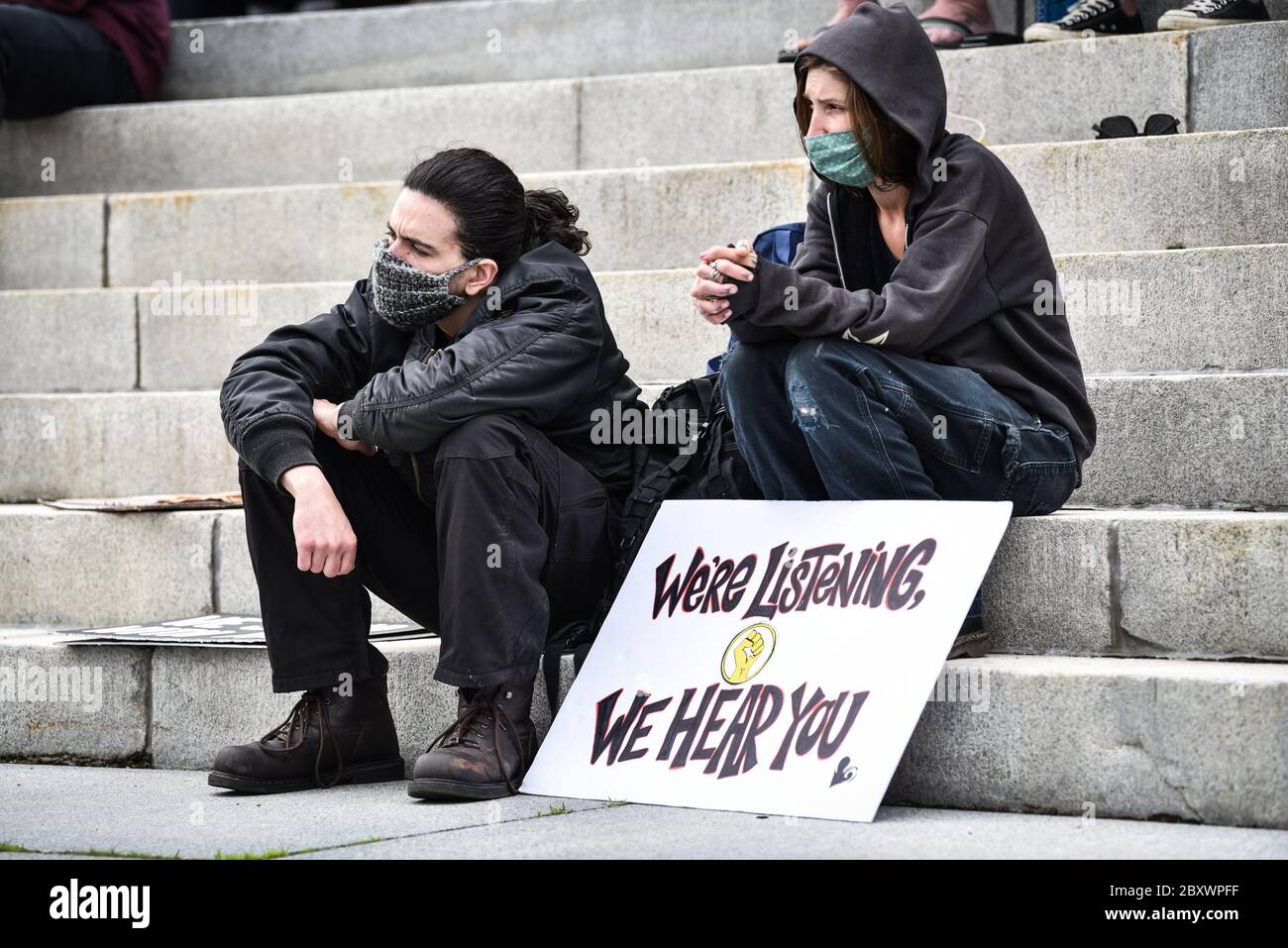 Protest gegen die Ermordung von Menschen mit Farbe durch die Polizei in den USA (Black Lives Matter), im Vermont State House und in den umliegenden Straßen, Montpelier, VT, USA. Stockfoto