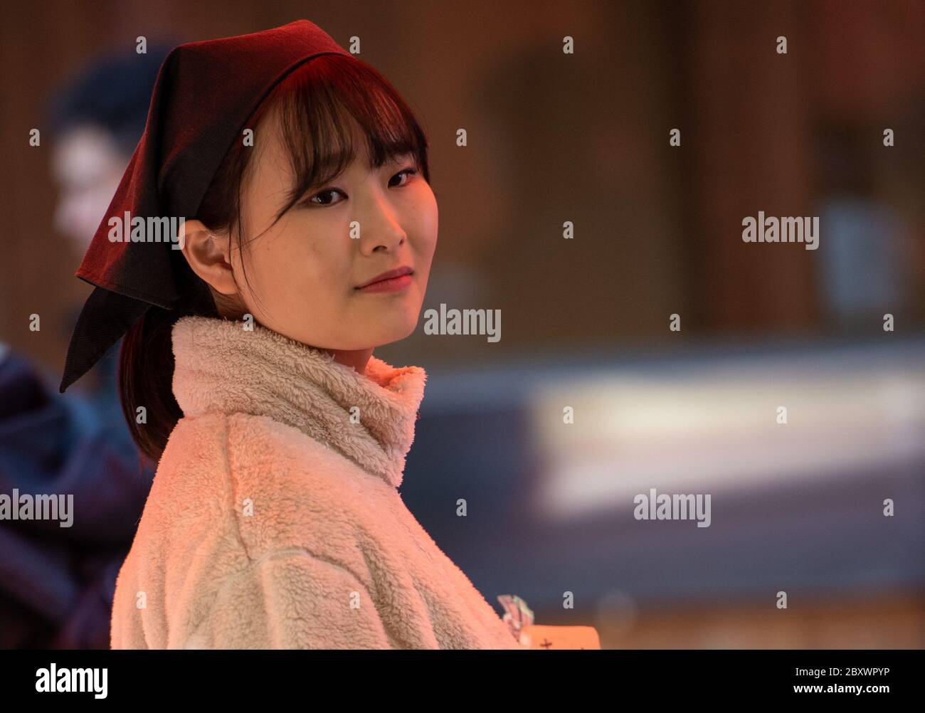 Eine japanische Verkäuferin in einem Matcha- oder Grüntee-Laden. Ihre Aufgabe ist es, den Kunden Muster anzubieten und jeden Verkauf zu erleichtern. Stockfoto