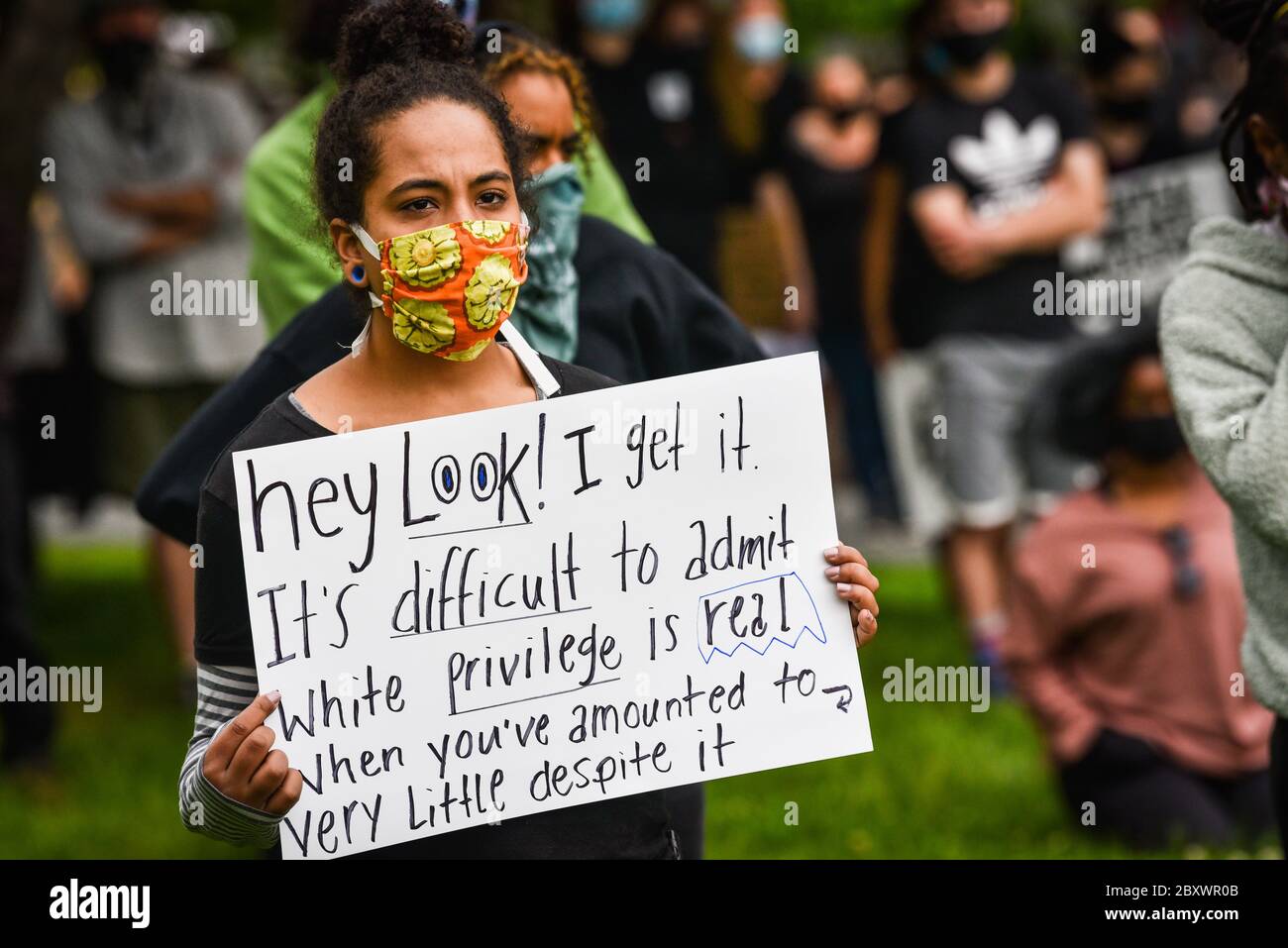 Protest gegen die Ermordung von Menschen mit Farbe durch die Polizei in den USA (Black Lives Matter), im Vermont State House und in den umliegenden Straßen, Montpelier, VT, USA. Stockfoto