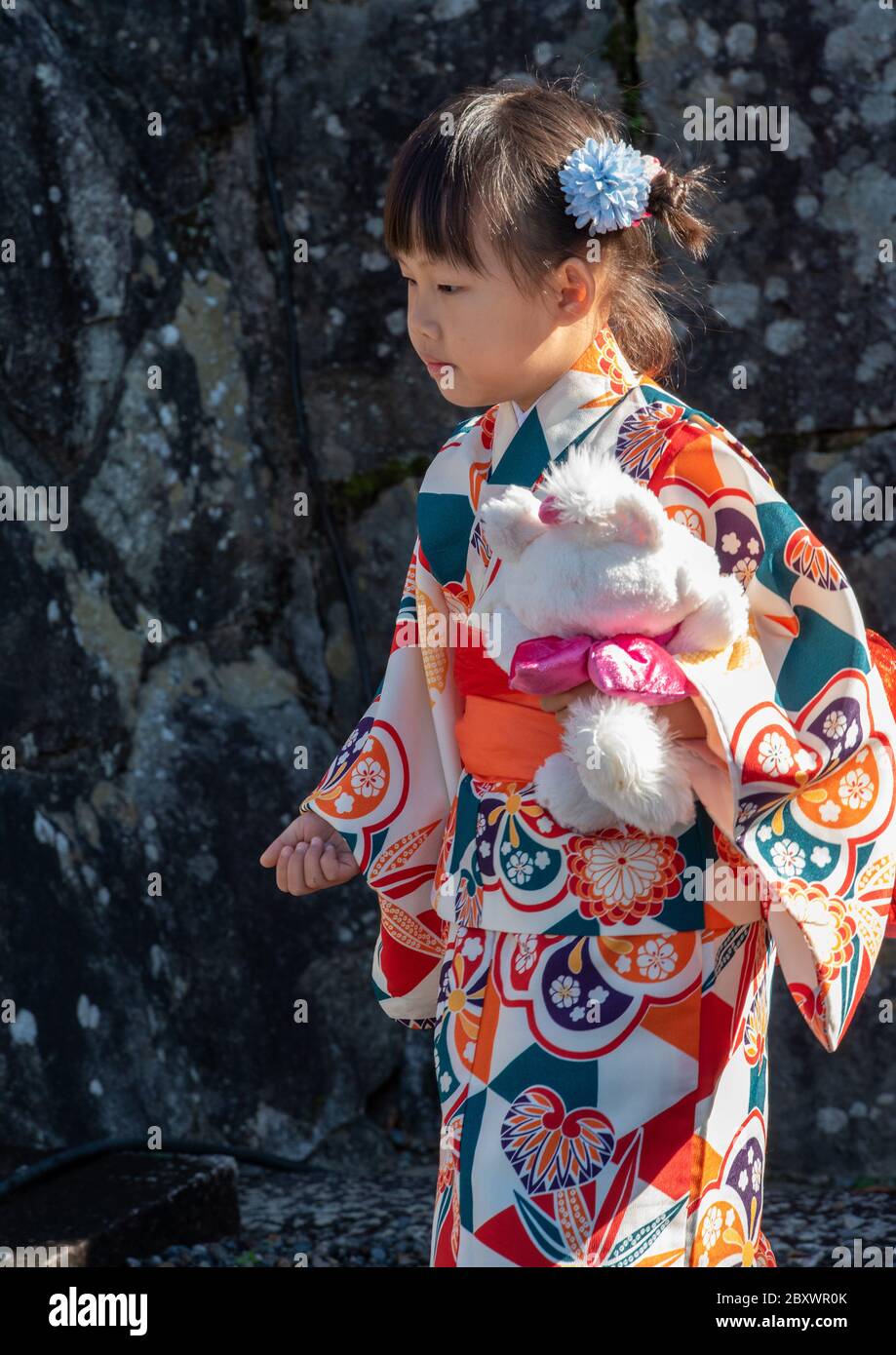 Ein kleines japanisches Mädchen in traditioneller Kleidung und Kimono am Kiyomizu Dera-Schrein in Kyoto, Japan. Stockfoto