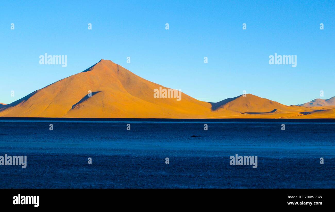 Berggipfel an der Laguna Colorada in Altiplano, Bolivien, Südamerika. Stockfoto