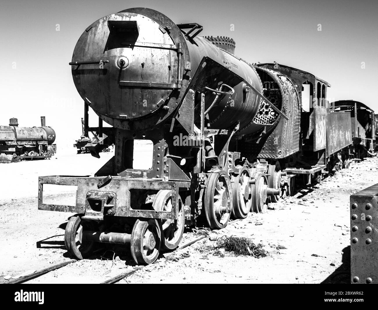Alte rostige Dampflokomotive im Eisenbahnfriedhof oder cementerio de trenes bei Uyuni, Bolivien, schwarz-weiß Bild Stockfoto