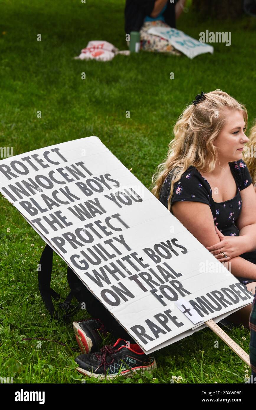 Protest gegen die Ermordung von Menschen mit Farbe durch die Polizei in den USA (Black Lives Matter), im Vermont State House und in den umliegenden Straßen, Montpelier, VT, USA. Stockfoto
